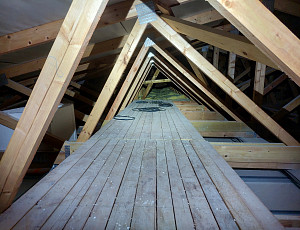 Zateplení stropu sociálního zázemí pomocí foukané izolace